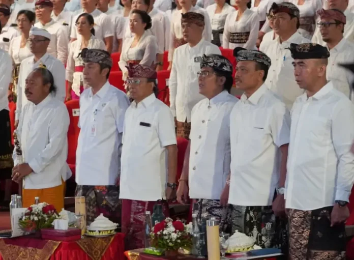 Gubernur Bali Wayan Koster menggelar pengarahan kepada ribuan aparatur sipil negara (ASN) di lingkungan Pemerintah Provinsi Bali guna mempercepat pelaksanaan program pembangunan daerah yang berlandaskan visi Nangun Sat Kerthi Loka Bali.