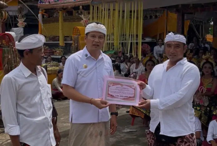 Bupati Jembrana I Made Kembang Hartawan dengan menyerahkan bantuan hibah sebesar Rp100 juta kepada Desa Adat Mengenuanyar, Desa Pengeragoan, Kecamatan Pekutatan, Selasa (31/3/2026).