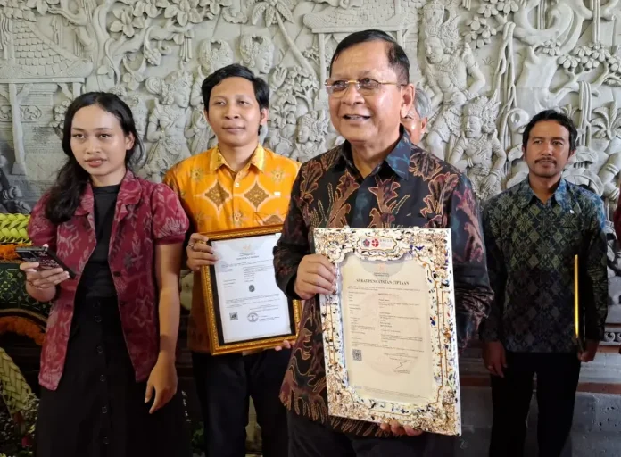 Kreativitas masyarakat Buleleng dalam mengolah limbah kembali mendapat pengakuan resmi. Karya bertajuk “Recycle Mask” berhasil memperoleh Sertifikat Hak Kekayaan Intelektual (HAKI) dari pemerintah pusat.