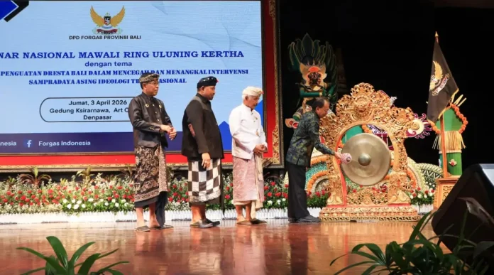 Gubernur Bali Wayan Koster mengajak masyarakat menjaga tradisi dan desa adat secara sistematis agar budaya, ajaran Hindu, adat istiadat, dan pariwisata Bali tetap terlindungi serta berkembang dengan harmonis dari berbagai pengaruh luar.