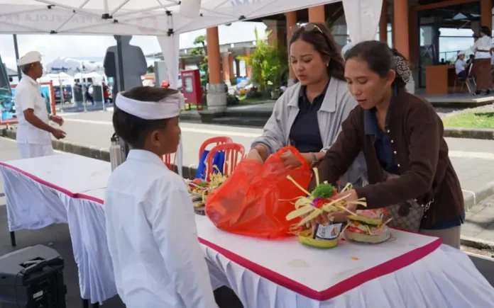 Pelaksanaan Karya IBTK Tahun 2026 di Pura Agung Besakih, Karangasem, diwarnai pengawasan ketat terhadap penggunaan plastik sekali pakai.