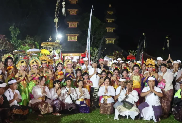 Hadiri Pujawali Tabanan, Gubernur Koster Serahkan Punia dan Apresiasi Seni Tradisional Bali