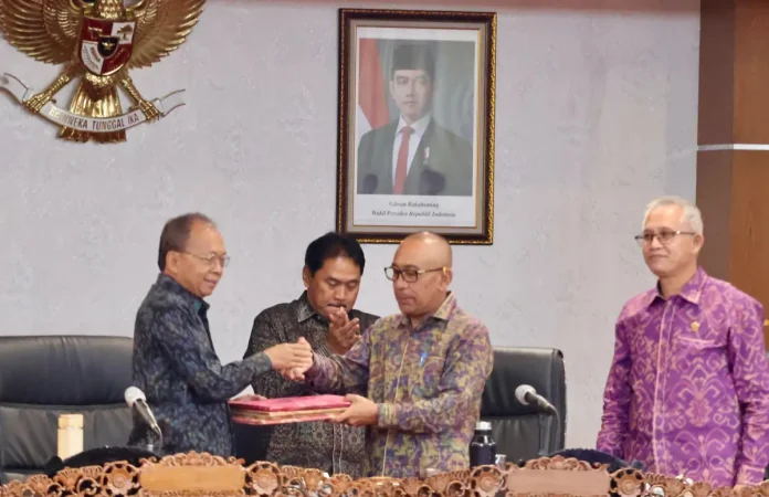 Rapat Paripurna ke-33 DPRD Provinsi Bali yang digelar di Denpasar, Selasa (14/4/2026), menjadi ruang penyampaian pandangan umum fraksi terhadap dua Rancangan Peraturan Daerah (Raperda) yang diajukan Gubernur Bali Wayan Koster.