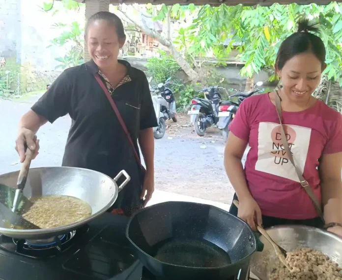 Melalui dapur sederhana di Desa Ulakan, Pertamina Patra Niaga mendorong kemandirian perempuan tani dengan mengembangkan usaha olahan kacang tanah berbasis potensi lokal.