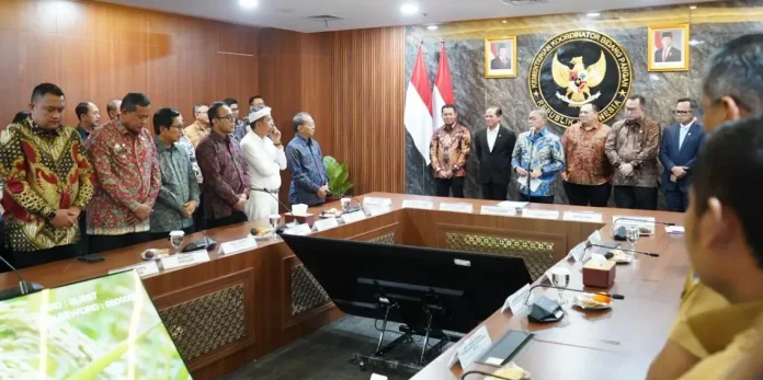 Gubernur Bali Wayan Koster menandatangani kesepakatan pembangunan Pembangkit Listrik Tenaga Sampah (PSEL) bersama pemerintah pusat di Jakarta, Selasa (21/4/2026).
