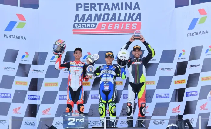 Pembalap ART, Ahmad Azel Savero (kiri) turun dikelas baru yaitu Junior NS250cc dan berhasil menyumbang kemenangan pada seri perdana MRS kali ini di podium ke 3 pada race 1 dan podium 2 saat race 2 di hari minggu.