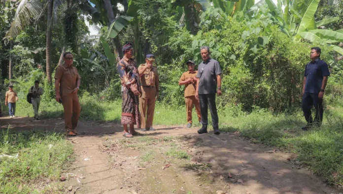 Wakil Bupati Buleleng Gede Supriatna meninjau akses jalan Dusun Perigi Desa Bila dan memastikan penanganan infrastruktur segera diprioritaskan untuk mendukung aktivitas masyarakat.