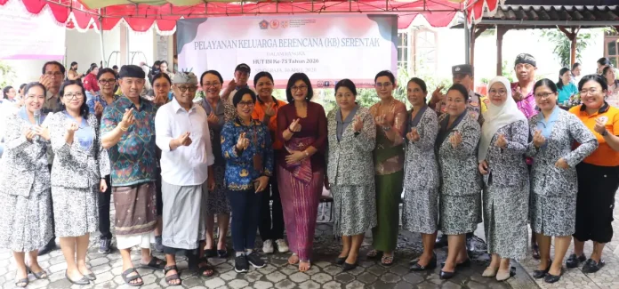 Ketua GOW Kabupaten Buleleng Ny. Hermawati Supriatna menghadiri Kick Off KB Implan dan IUD gratis HUT ke-75 IBI di Desa Tukadmungga sebagai dukungan kesehatan ibu dan anak serta perencanaan keluarga.