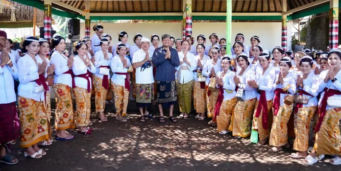 Wabup Bagus Alit Sucipta, bersama Ketua WHDI Kabupaten Badung, Nyonya Yunita Alit Sucipta hadir dalam prosesi Metatah Massal di Pura Prajapati, Banjar Tengah dan Selat, Desa Adat Sobangan, Kecamatan Mengwi, Minggu (3/5).