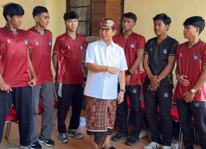 Bupati Wayan Adi Arnawa resmi melepas tim sepak bola PS Badung untuk berlaga dalam kompetisi Liga 4 Nasional di Rumah Jabatan Bupati Badung, Rabu (27/5).