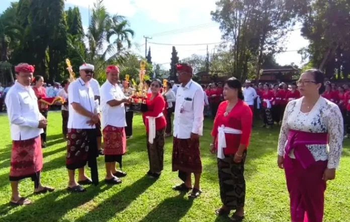 Peringatan Hari Pendidikan Nasional (Hardiknas) 2026 di Kabupaten Bangli ditandai dengan pelaksanaan upacara bendera di halaman Kantor Bupati, Sabtu (2/5/2026).