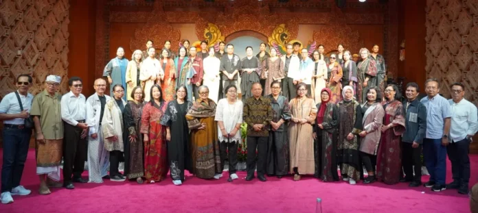 Ketua Dekranasda Provinsi Bali Putri Koster mengajak akademisi Universitas Udayana untuk berperan aktif dalam menjaga dan mengembangkan tenun Bali agar tetap lestari dan berdaya saing.