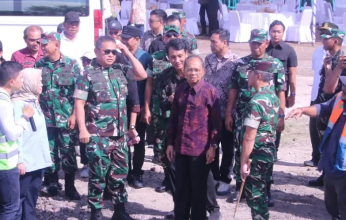 Gubernur Bali Wayan Koster bersama Kepala Staf TNI Angkatan Darat (KSAD) Jenderal TNI Maruli Simanjuntak meninjau langsung proses pematangan lahan yang akan menjadi lokasi pembangunan PSEL di kawasan Pesanggaran, Denpasar Selatan, Jumat (22/5/2026).