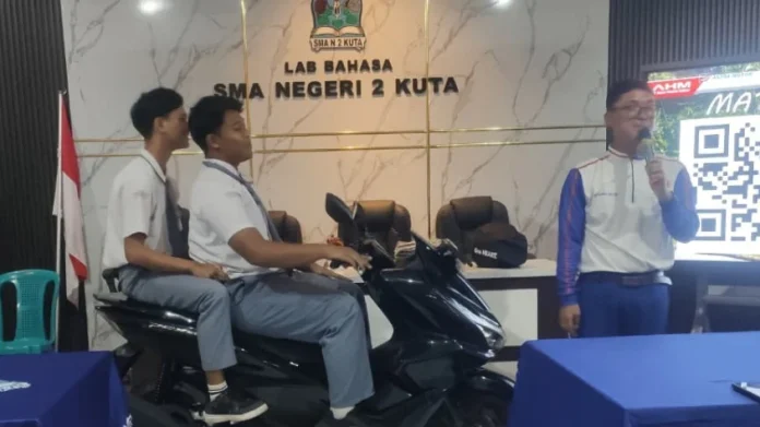 Astra Motor Bali Bekali Siswa SMAN 2 Kuta Antisipasi Risiko Kecelakaan di Depan Sekolah