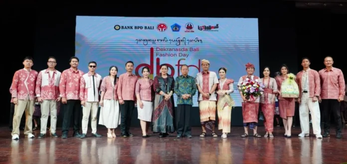 Keberlangsungan tenun endek Bali kini menghadapi tantangan serius. Di tengah meningkatnya penggunaan kain endek dalam berbagai kegiatan masyarakat, jumlah penenun justru terus mengalami penurunan. Kondisi tersebut mendapat perhatian khusus dari Ketua Dekranasda Provinsi Bali, Ny. Putri Suastini Koster.