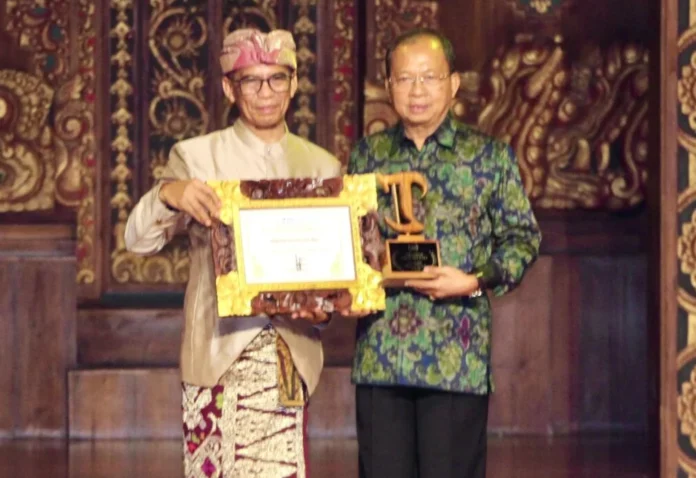 Gubernur Bali, Wayan Koster, dianugerahi Tribun Bali Award 2026 untuk kategori Tata Kelola Ekonomi Daerah Terbaik dalam acara yang digelar di Gedung Dharma Negara Alaya, Denpasar, Jumat (29/5/2026).