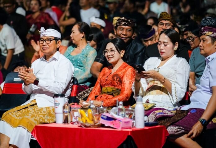 Saksikan Langsung di PKB, Bupati Adi Arnawa Puji Semangat dan Kekompakan Seniman Muda Badung