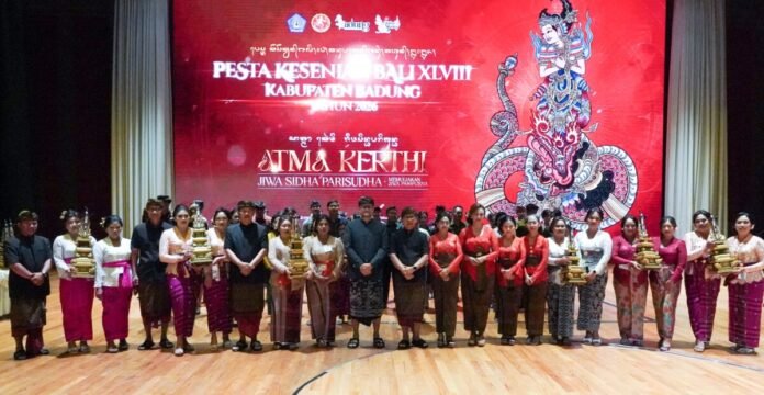 Bupati Wayan Adi Arnawa bersama Wabup Bagus Alit Sucipta saat hadir menutup PKB Kabupaten Badung XLVIII Tahun 2026 di Balai Budaya Giri Nata Mandala, Puspem Badung, Minggu (7/6).