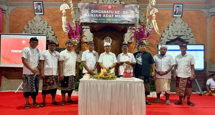Bupati Adi Arnawa saat menghadiri perayaan HUT Banjar Mumbul ke -59 Tahun sekaligus launching Aplikasi Sikap Mumbul, Senin (29/6) bertempat di Balai Banjar Mumbul.