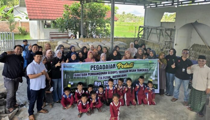 PT Pegadaian (Persero) Cabang Praya kembali menunjukkan komitmennya dalam mendukung pembangunan masyarakat melalui program Tanggung Jawab Sosial dan Lingkungan (TJSL), dengan menyalurkan material bangunan untuk mendukung pembangunan ruang kelas baru di Yayasan Insan Tangkas, Kecamatan Batukliang, Kabupaten Lombok Tengah.