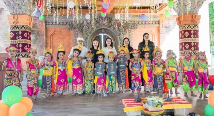 Bunda PAUD Nyonya Rasniathi Adi Arnawa saat menghadiri kegiatan Pentas Seni serta pelepasan dan kenaikan tingkat siswa TK Shanti Kumara III Sempidi di Wantilan Desa Adat Sempidi, Sabtu (6/6).