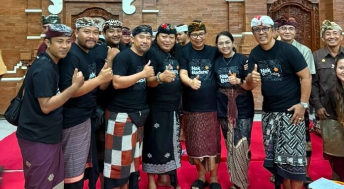 Bupati Adi Arnawa disaat menyaksikan gladi bersih sanggar Seni Semar Pegulingan Sekar Tunjungbiru di Balai Banjar Anyar, Kelurahan Tanjung Benoa, Kuta Selatan, Rabu (10/6).