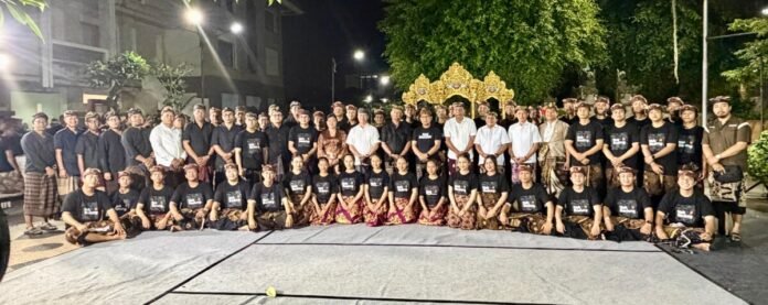 Bupati Wayan Adi Arnawa meninjau langsung gladi bersih Angklung Kebyar Duta Kabupaten Badung di halaman Gedung Wisma Budaya Desa Adat Legian, Kuta, Selasa (23/6).