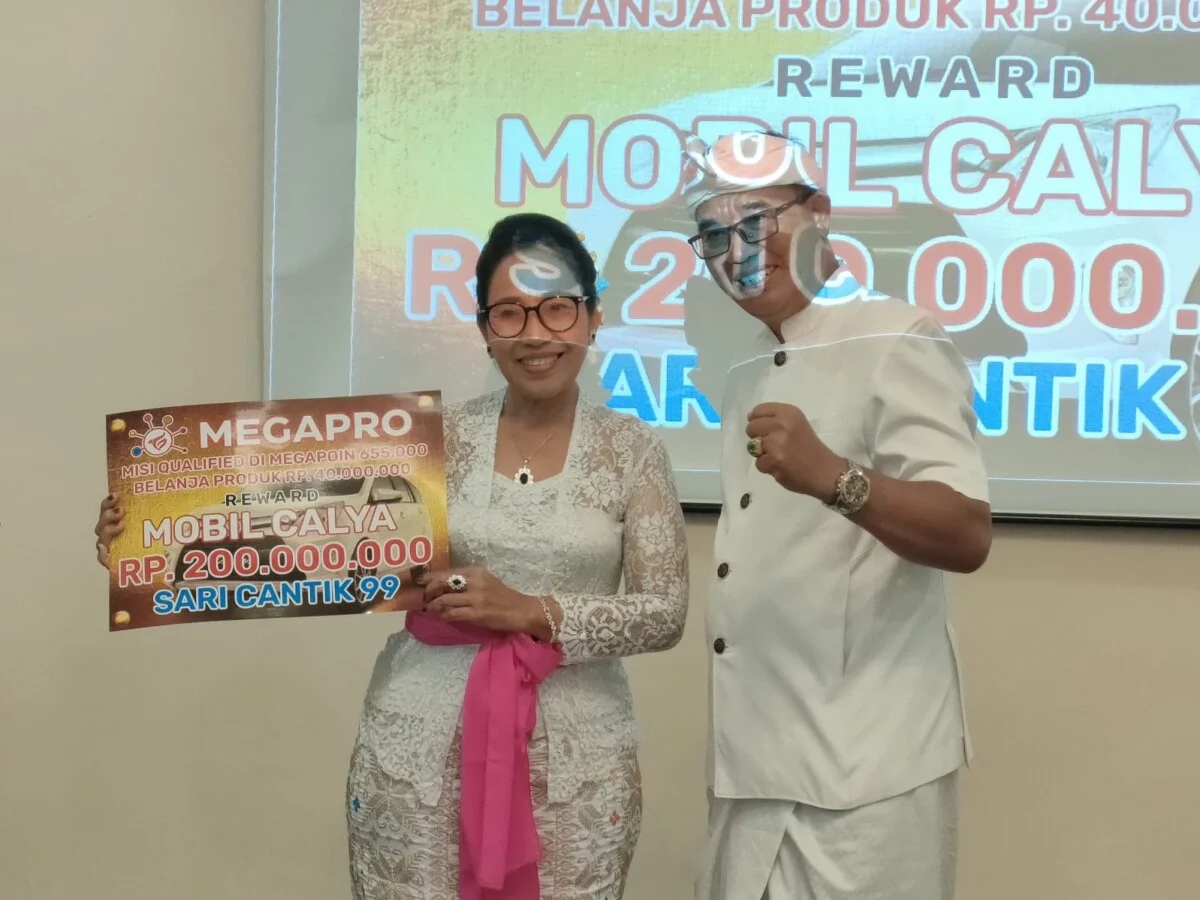 Penyerahan reward berupa mobil Calya kepada Sari, salah seorang affiliate GMA Megapro asal Tabanan.
