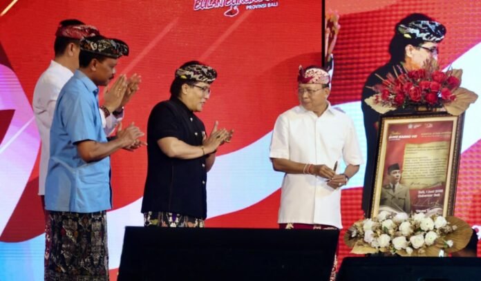 Pembukaan Bulan Bung Karno VIII dilakukan oleh Gubernur Bali Wayan Koster didampingi Wakil Gubernur Bali I Nyoman Giri Prasta di Panggung Terbuka Ardha Candra, Taman Budaya Bali, Denpasar, Senin (1/6/2026).
