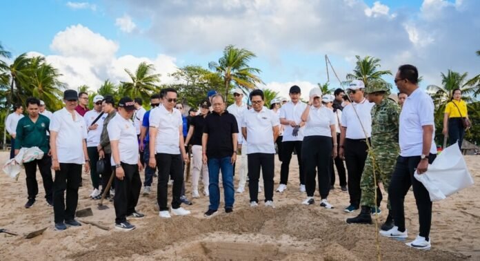 Semangat menjaga kelestarian lingkungan kembali digaungkan Pemerintah Kabupaten Badung melalui pelaksanaan Aksi Kerja Bakti Bersih Lingkungan (Kurve) Serentak yang dipusatkan di kawasan Pantai Samuh, Benoa, Kuta Selatan, Sabtu (6/6/2026).