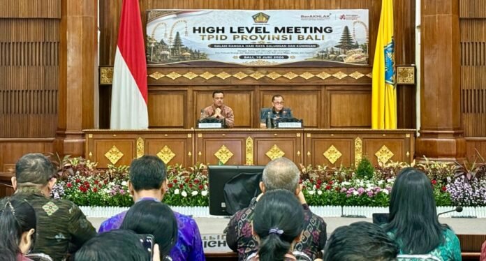 Sekda Bali Dewa Made Indra menekankan pentingnya sinergi TPID dan Satgas Pangan untuk menjaga ketersediaan serta stabilitas harga bahan pokok menjelang Hari Raya Galungan dan Kuningan 2026.