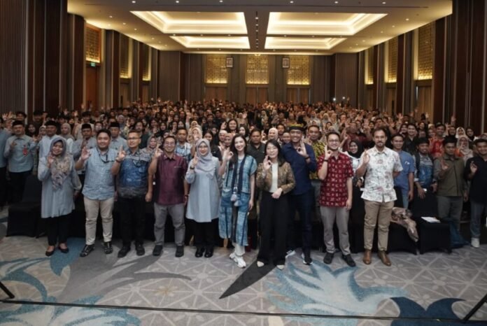 Dewan Juri sekaligus Staf Khusus Menkomdigi RI Raline Shah (kelima kanan), Bupati Banyuwangi, Hj. Ipuk Fiestiandani, S.Pd.,M.KP. (kelima kiri), Head of Corporate Communications Astra Windy Riswantyo (keempat kanan), serta Achmad Irfandi (ketiga kanan) berfoto bersama para peserta Roadshow 17th SATU Indonesia Awards 2026 di Banyuwangi pada Jumat siang (12/6/2026).