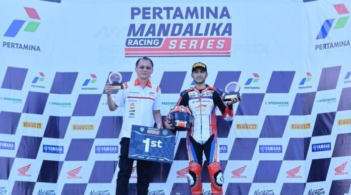 Pembalap Astra Motor Racing Team, Andi Gilang (kanan) berhasil sumbang 4 podium di Mandalika Racing Series Ronda 2 diantaranya double winner pada kelas Kejurnas Sport 250cc baik di race 1 maupun di race 2 dan podium ke tiga dari kelas Kejurnas Sport 150cc pada race 1 dan race 2 (21/06/2026).