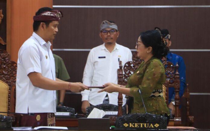 Rapat Paripurna I DPRD Jembrana Masa Persidangan III Tahun 2025/2026 menjadi momentum penyampaian Rancangan Peraturan Daerah (Ranperda) tentang Pertanggungjawaban Pelaksanaan APBD Tahun Anggaran 2025 oleh Bupati Jembrana I Made Kembang Hartawan. Agenda tersebut berlangsung di Ruang Sidang Utama DPRD Kabupaten Jembrana, Kamis (25/6/2026).