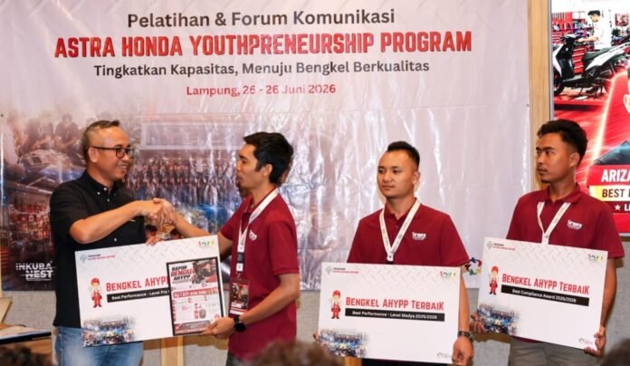 Para peserta Astra Honda Youthpreneurship Program (AHYPP) sedang mengikuti pelatihan secara teori dan praktik melalui Challenge Selling and Survival untuk menjual produk kepada masyarakat secara langsung.