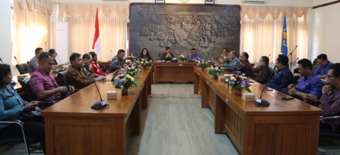 Bupati Buleleng I Nyoman Sutjidra menyiapkan kejutan khusus untuk mengapresiasi tingginya antusiasme 1.230 peserta Lomba Perahu Layar Mini dalam Lovina Festival tahun ini.