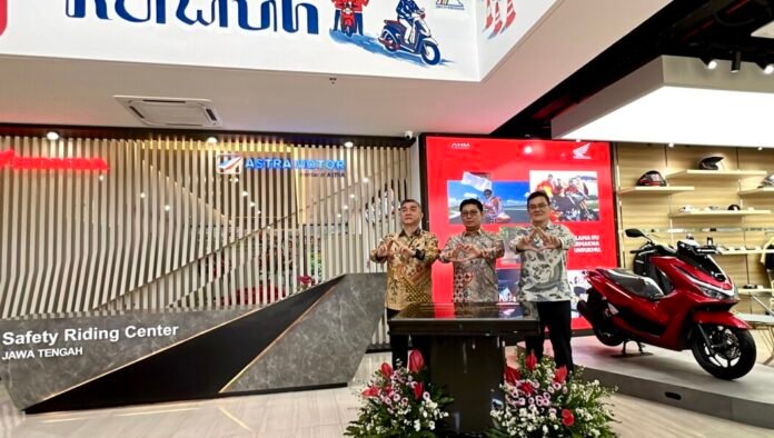 Chief Executive Astra Motor, Robien Tony (tengah) bersama Chief Operating Officer Astra Motor Budi Astono (kiri) dan Region Head Astra Motor Jawa Tengah Budi Yanto (kanan) melakukan foto bersama di depan Prasasti Peresmian area Lobby Gedung Astra Motor Safety Riding Center Jawa Tengah pada Rabu 15 Juli 2026.