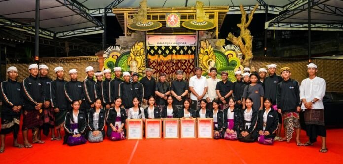 Bupati Wayan Adi Arnawa saat menghadiri Penutupan PKB XLVIII Tahun 2026 yang dirangkaikan dengan Pembukaan Festival Seni Bali Jani VIII Tahun 2026 di Panggung Terbuka Ardha Candra, Art Centre, Denpasar, Sabtu (11/7).