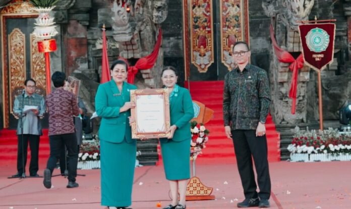 Ketua TP. PKK Kabupaten Badung Nyonya Rasniathi Adi Arnawa menghadiri puncak peringatan Hari Kesatuan Gerak PKK Ke-54 Provinsi Bali di Panggung Terbuka Art Centre, Denpasar, Jumat (24/7).