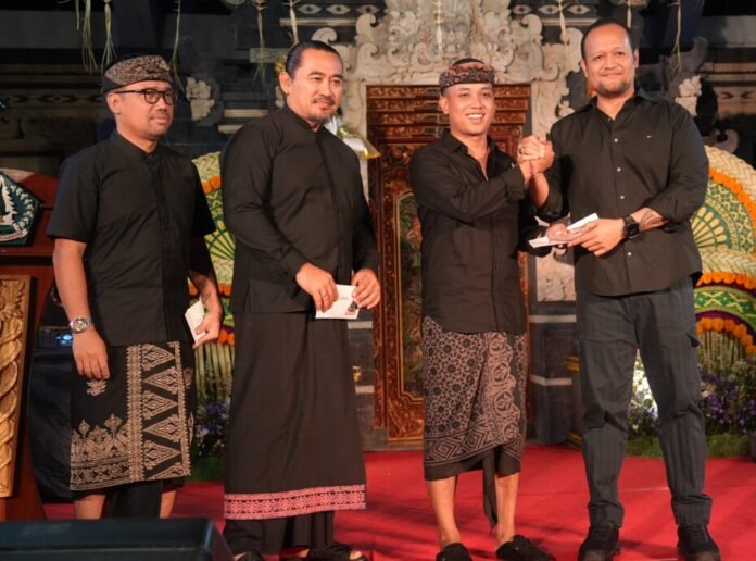 Wabup Bagus Alit Sucipta saat menghadiri puncak HUT ke-43 Sekaa Teruna (ST) Sila Widya Dharma, Pekandelan, Kelurahan Sading, Kecamatan Mengwi, Badung, Sabtu (18/7).