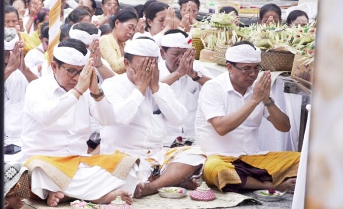 Suasana khidmat menyelimuti pelaksanaan Karya Melaspas, Mecaru, Mendem Pedagingan, Pedudusan Alit, serta Ngelinggihan di Pura Gede Batur, Banjar Pengembungan, Desa Pererenan, Kecamatan Mengwi, Rabu (29/7/2026).