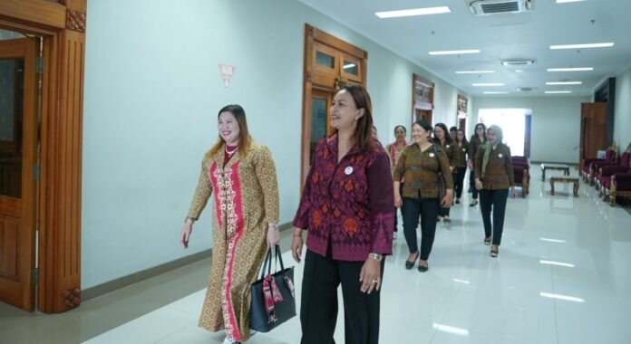 Ketua GOW Badung, Ny. Yunita Alit Sucipta saat menerima kunjungan kerja GOW Kabupaten Sekadau, Kalimantan Barat, di Sekretariat Balai Budaya Lantai III, Pusat Pemerintahan (Puspem) Badung, Senin (6/7).
