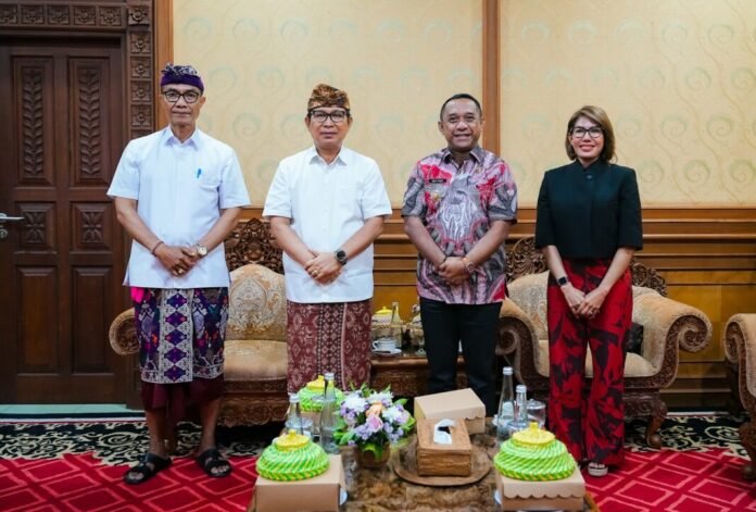 Bupati Wayan Adi Arnawa saat menerima kunjungan kerja Bupati Manggarai, Herybertus G. L. Nabit, bersama Ketua TP. PKK Kabupaten Manggarai, Nyonya Meldiyanti Hagur Nabit, di Puspem Badung, Kamis (16/7).