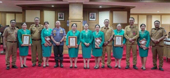 Ketua Tim Penggerak (TP) PKK Kabupaten Badung, Nyonya Rasniathi Adi Arnawa, melantik tiga Ketua TP PKK Kecamatan untuk memperkuat pelaksanaan program pemberdayaan keluarga di wilayah Kuta Utara, Kuta, dan Kuta Selatan. Pelantikan berlangsung di Ruang Rapat Madya Gosana, Gedung DPRD Kabupaten Badung, Senin (20/7/2026).