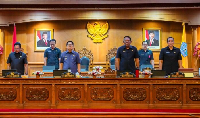 Bupati Wayan Adi Arnawa saat menghadiri Rapat Paripurna Masa Persidangan Ketiga DPRD Kabupaten Badung Tahun Sidang 2025–2026 di Ruang Sidang Utama DPRD Badung, Senin (13/7).