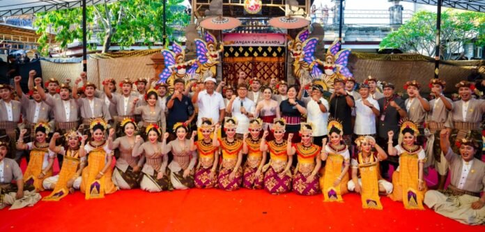 Bupati Wayan Adi Arnawa dan Nyonya Rasniathi Adi Arnawa hadir langsung menyaksikan dua penampilan Duta Kabupaten Badung di ajang PKB ke-48 tahun 2026, di Taman Budaya Art Center, Denpasar, Rabu (1/7).