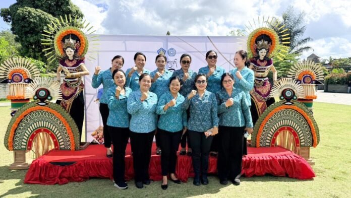 Ketua TP. PKK Kabupaten Badung, Nyonya Rasniathi Adi Arnawa, bersama jajaran pengurus menghadiri Pasar Rakyat Provinsi Bali Tahun 2026 Ke‑5 di Alun-alun Kota Bangli, Rabu, (8/7).