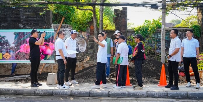 Bupati Wayan Adi Arnawa bersama Ketua DPRD Badung I Gusti Anom Gumanti melakukan inspeksi lapangan penataan kawasan pedestrian di sepanjang Pantai Kuta, Sabtu (4/7).