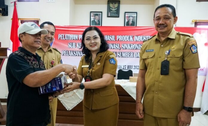 Pelaku IKM Sading Diperkuat dengan Pelatihan Kemasan, Dekranasda Badung Salurkan Bantuan Alat Produksi