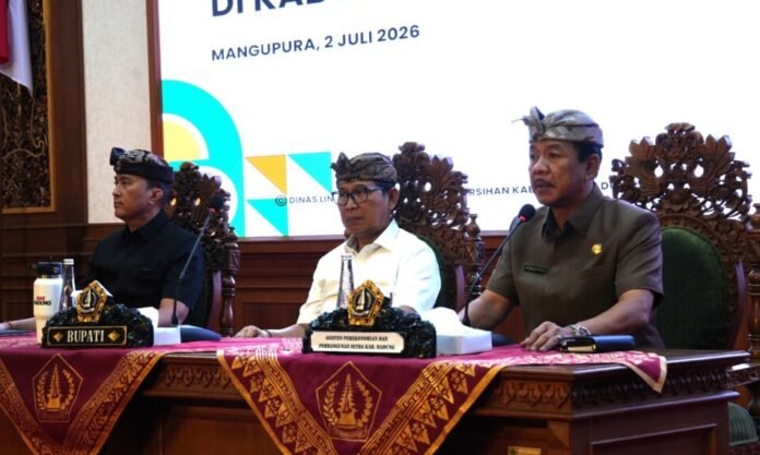 Bupati Wayan Adi Arnawa saat memimpin rapat Evaluasi Pelaksanaan Aksi PSBS di Ruang Kertha Gosana, Puspem Badung, Kamis (2/7/2026).